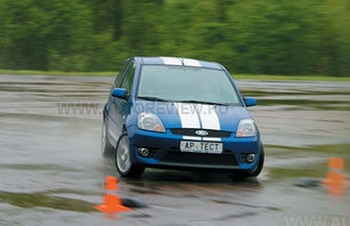 Ford Fiesta ST. Фото Степана Шумахера с сайта autoreview.ru.