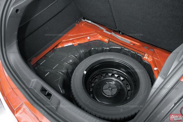 У Renault пластмассовый пол багажника, привернутый к кузову болтами, — это может упростить ремонт после наезда сзади. Запасное колесо — полноразмерное