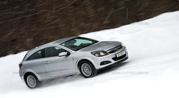Opel Astra — самый комфортный хэтчбек в нашем тесте. На скользкой дороге контролировать автомобиль мешает нечеткий «ноль» рулевого управления и склонность машины к заносу