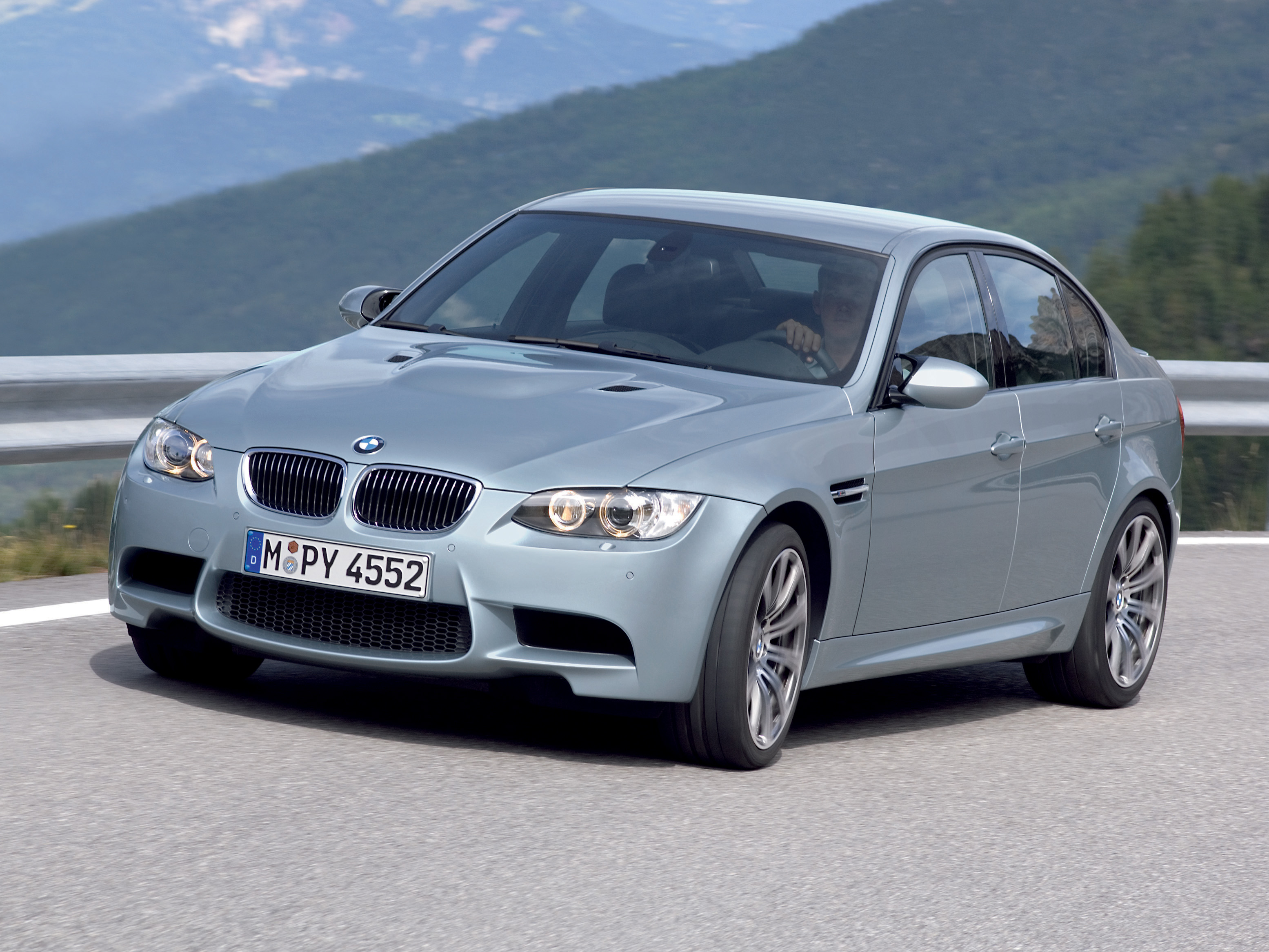 Это седан и купе M3 2008 модельного года. Машины имеют двигатель V8