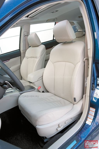 Кресло Subaru мягкое и скользкое, но благодаря удачной форме надежно держит водителя