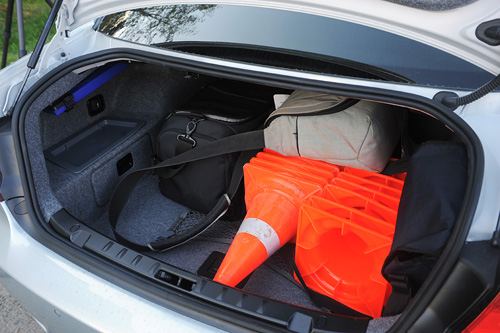 В багажник без труда влезли конусы и необходимое для теста оборудования
