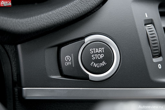 Теперь водитель может отпирать машину и запускать двигатель, не доставая ключ-транспондер из кармана. Рядом с кнопкой стартера — клавиша отключения системы «старт-стоп»