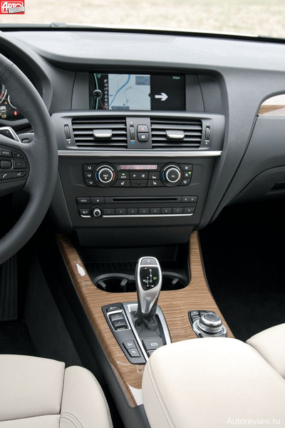 Электронный селектор — как на BMW X5. Рядом — кнопки выбора режимов настроек шасси (Normal, Sport и Sport+)