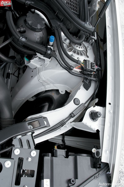 Новый X3 в среднем на 25 кг легче своего предшественника — к примеру, колеса от подкапотного пространства отделяют не стальные брызговики, а только пластиковые подкрылки. При этом жесткость кузова благодаря широкому применению высокопрочных сталей увеличилась на 10%