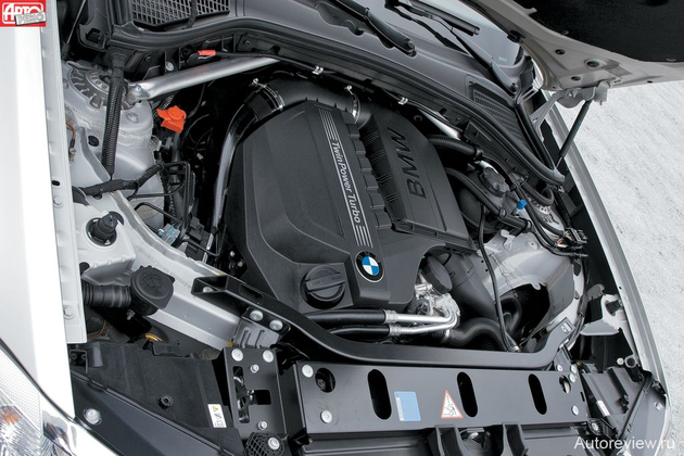 Топ-версия X3 теперь оснащается «шестеркой» с турбонаддувом мощностью 306 л.с.: применяющийся практически на всех моделях BMW мотор за оптимальное соотношение мощности и экономичности уже четырежды был признан Двигателем года (в 2007 и 2008 годах это была версия с двумя турбокомпрессорами). В качестве альтернативы предлагается атмосферная бензиновая «шестерка» (258 л.с.) и двухлитровый турбодизель (184 л.с.)