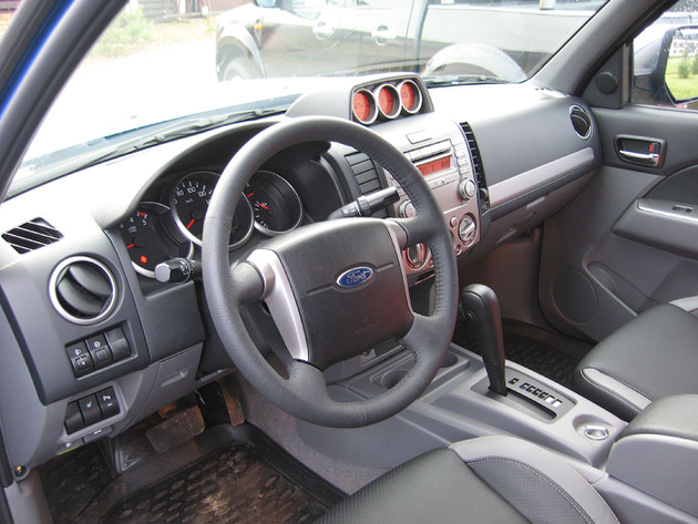 Ford Ranger с ''автоматом'' доступен только в комплектации с кожаным салоном, сиденьями с подогревом и внедорожным инструментарием вроде компаса и кренометра