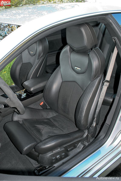 У V-серии совсем другие сиденья — великолепные Recaro с раздельно регулируемой хваткой боковых поддержек в области бедер и спины. Замшевый руль скользковат, да и странно его держать голыми руками, без гоночных перчаток: засалится
