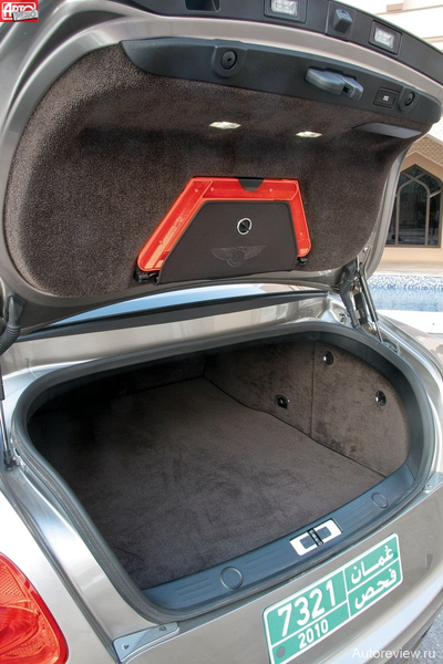 Багажник с шикарной обивкой и электроприводом крышки по-прежнему удобен и вместителен (358 л), но его объем по сравнению с прежним автомобилем сократился на 12 литров