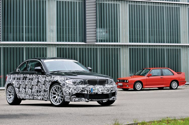 Две эпохи: BMW 1 Series M Coupe всего лишь на 50 мм длиннее первой BMW M3 в кузове Е30, но на 100 мм длиннобазнее и шире. И даже самая мощная «эмка» 1991 года в версии Sport Evolution с расточенной до 2,5 л «четверкой», которая развивала 238 л.с. и 250 Нм при 7000 об/мин, примерно полуторакратно проигрывает по энерговооруженности М-«единичке» — пусть более тяжелой (1,5 тонны против 1200 кг), но с более мощным и моментным трехлитровым битурбомотором