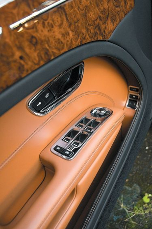 В мелочах Benley Mulsanne, может, и не так изыскан, как Rolls-Royce Ghost, зато куда более основателен: никакого пластика