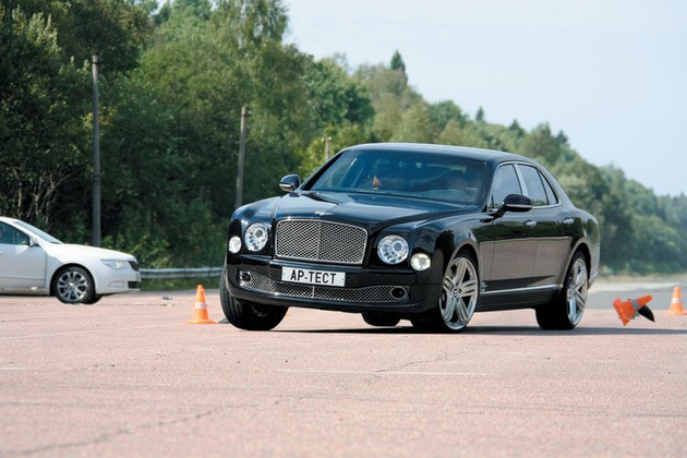 Казалось бы, с габаритами, которыми обладает Mulsanne, «переставка» должна быть проблемой лося. Но благодаря эффективной работе электроники Bentley оказался еще и самым быстрым и послушным