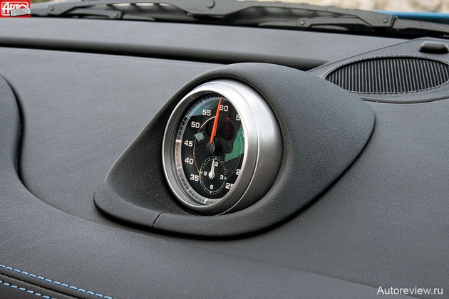 Пакет Sport Chrono Plus, включающий в себя и этот стильный хронометр, позволяет сократить время разгона от нуля до 100 км/ч на 0,2 с за счет функции Launch control и более быстрого переключения передач роботизированной коробки