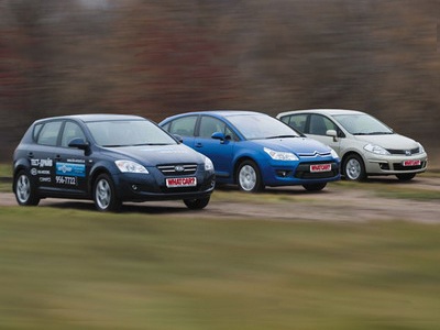 KIA Cee`d, Citroen C4 и Nissan Tiida. Фото Сергея Гавриленко с сайта whatcar.ru. KIA Cee`d, Citroen C4 и Nissan Tiida. Фото Сергея Гавриленко с сайта whatcar.ru.
