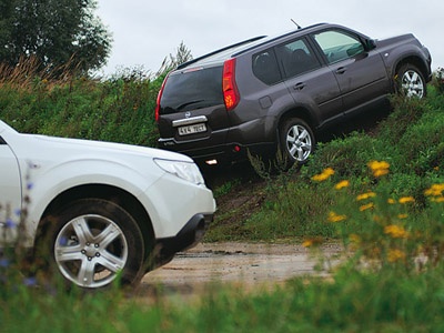 Nissan X-Trail 2.5 и Subaru Forester 2.5. Фото с сайта club4x4.ru Nissan X-Trail 2.5 и Subaru Forester 2.5. Фото с сайта club4x4.ru