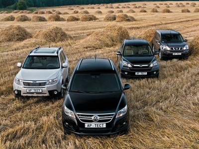 Subaru Forester, Volkswagen Tiguan, Honda CR-V и Nissan X-Trail. Фото Степана Шумахера с сайта autoreview.ru. Subaru Forester, Volkswagen Tiguan, Honda CR-V и Nissan X-Trail. Фото Степана Шумахера с сайта autoreview.ru.