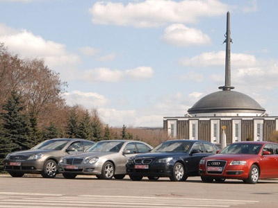 Audi A6, BMW 530 xi, Mercedes-Benz E350 4matic, Infiniti M35x. Фото Владимира Повшенко и Петра Надеждина с сайта autoweek.ru Audi A6, BMW 530 xi, Mercedes-Benz E350 4matic, Infiniti M35x. Фото Владимира Повшенко и Петра Надеждина с сайта autoweek.ru