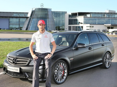Дженсон Баттон и Mercedes-Benz DR 520. Фото Mercedes-Benz Дженсон Баттон и Mercedes-Benz DR 520. Фото Mercedes-Benz