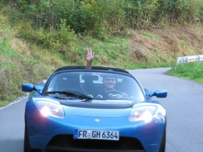 Гансйорг фон Гемминген на своем электрокаре Tesla Roadster. Фото с сайта teslamotors.com Гансйорг фон Гемминген на своем электрокаре Tesla Roadster. Фото с сайта teslamotors.com