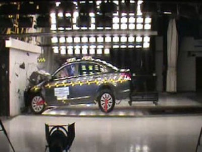 Краш-тест Honda Accord. Скрин-шот видео с сайта NHTSA Краш-тест Honda Accord. Скрин-шот видео с сайта NHTSA