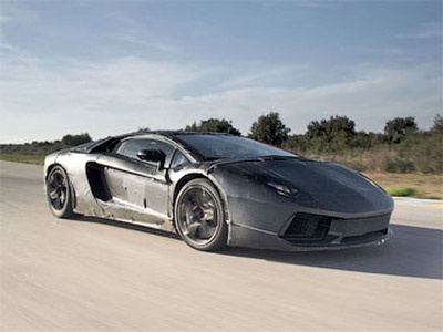 Закамуфлированный тестовый прототип Lamborghini Aventador LP700-4. Фото с сайта autoblog.it Закамуфлированный тестовый прототип Lamborghini Aventador LP700-4. Фото с сайта autoblog.it