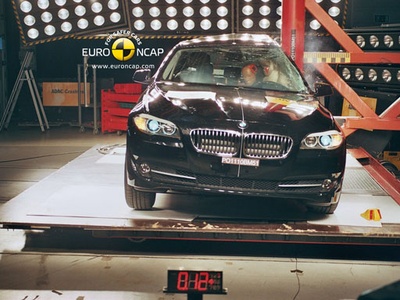 Краш-тест BMW 5-Series. Фото Euro NCAP Краш-тест BMW 5-Series. Фото Euro NCAP