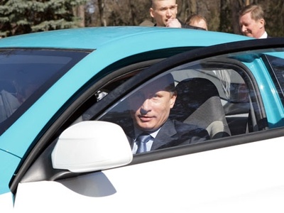 Владимир Путин за рулем "Ё-мобиля". Фото пресс-службы Правительства РФ Владимир Путин за рулем "Ё-мобиля". Фото пресс-службы Правительства РФ