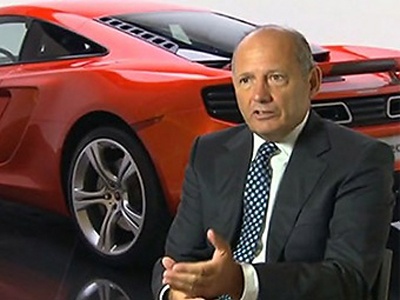 Рон Деннис на фоне McLaren MP4-12C. Скриншот видеоролика McLaren Рон Деннис на фоне McLaren MP4-12C. Скриншот видеоролика McLaren