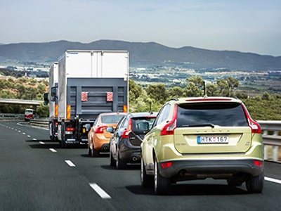 Три автомобиля Volvo с автопилотом колонной проехали по оживленному шоссе в Испании Три автомобиля Volvo с автопилотом колонной проехали по оживленному шоссе в Испании