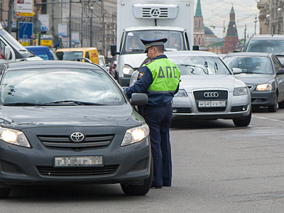 Сотрудник ГИБДД в Москве Сотрудник ГИБДД в Москве
