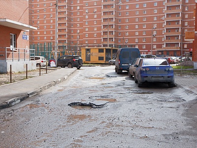 Во дворах Москвы идет ямочный ремонт Во дворах Москвы идет ямочный ремонт