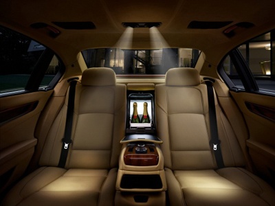 Встроенный холодильник в BMW 7 Встроенный холодильник в BMW 7