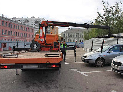 Эвакуация неправильно припаркованного автомобиля Эвакуация неправильно припаркованного автомобиля