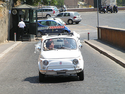 Семейная пара в Fiat 500 Семейная пара в Fiat 500