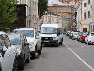 Парковка автомобилей в городе Парковка автомобилей в городе