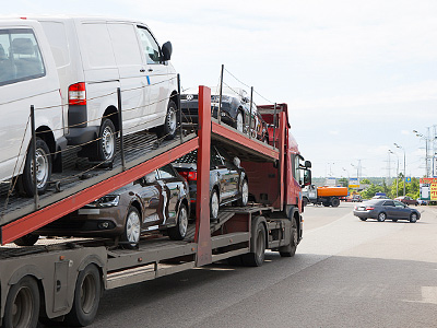 Автовоз с новыми автомобилями Автовоз с новыми автомобилями