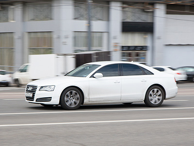 Белый Audi A8 Белый Audi A8