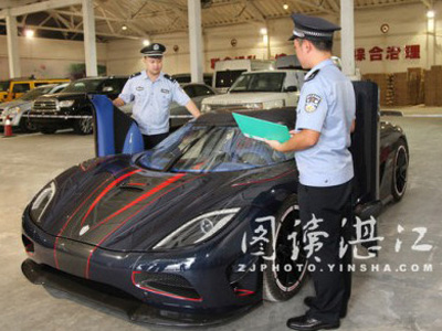 Сотрудники китайской таможни рядом с гиперкаром Koenigsegg Agera R BLT Сотрудники китайской таможни рядом с гиперкаром Koenigsegg Agera R BLT