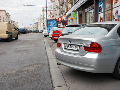 Парковка автомобилей на Тверской улице Парковка автомобилей на Тверской улице