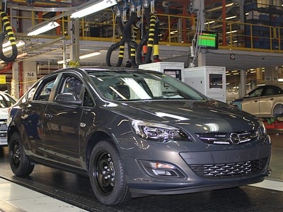 Седан Opel Astra на конвейере GM в Санкт-Петербурге Седан Opel Astra на конвейере GM в Санкт-Петербурге