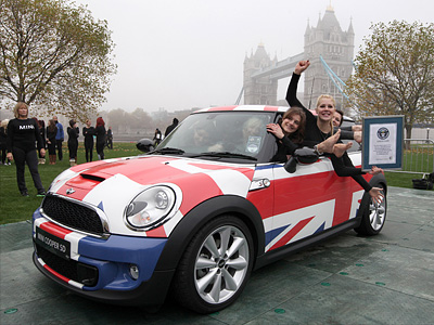 28 гимнасток в салоне MINI Cooper 28 гимнасток в салоне MINI Cooper