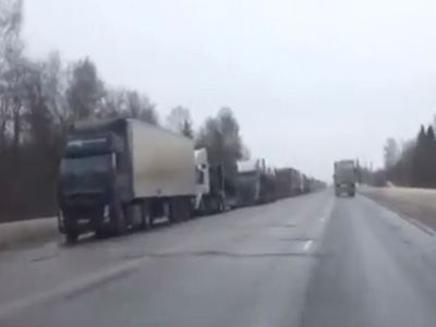 Пробка на трассе М-10 «Россия» Пробка на трассе М-10 «Россия»
