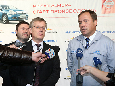 Президент «АвтоВАЗа» Игорь Комаров дает комментарии прессе Президент «АвтоВАЗа» Игорь Комаров дает комментарии прессе