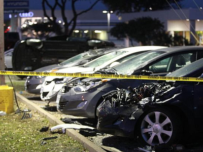 Поврежденные Hyundai на парковке дилерского центра South Point Поврежденные Hyundai на парковке дилерского центра South Point