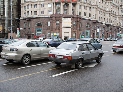 Движение на Тверской улице в Москве Движение на Тверской улице в Москве