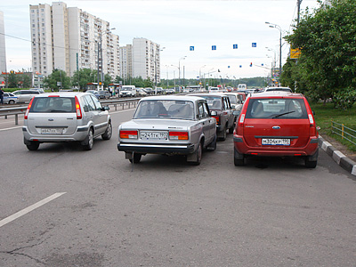 Парковка в спальном районе Москвы Парковка в спальном районе Москвы