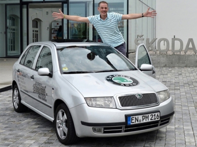 Skoda Fabia и Петер Кирхофф у музея «Шкоды» в Млада-Болеславе Skoda Fabia и Петер Кирхофф у музея «Шкоды» в Млада-Болеславе