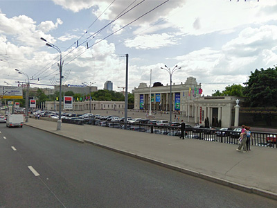 Парковка возле парка Горького в Москве Парковка возле парка Горького в Москве
