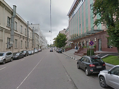 Парковка возле бизнес-центра в Москве Парковка возле бизнес-центра в Москве