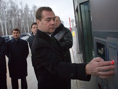 Дмитрий Медведев на открытии платного участка трассы М-1 Дмитрий Медведев на открытии платного участка трассы М-1